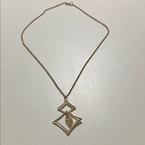 Elegant Gold Pendant Necklace